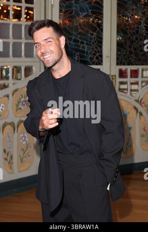 Rost, Deutschland. Juli 2025. Schauspieler Aaron Keller nimmt an einer Gala zum 50. Jahrestag des Europa-Parks Teil. Der Park in Südbaden wurde am 12. Juli 1975 eröffnet. Quelle: Philipp von Ditfurth/dpa/Alamy Live News Stockfoto