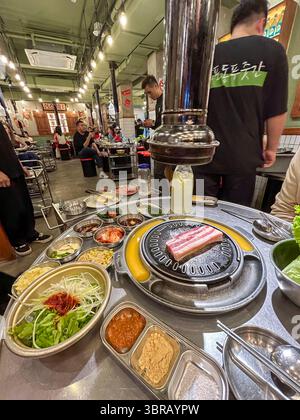 Shanghai, China, chinesische Restaurantarbeiter im koreanischen Barbecue-Restaurant, Essen auf dem Tisch, „Nan Pu Dong“ Stockfoto