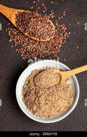 Flaxseeds auf Holzlöffel und gemahlen von Flachssamen, Blick von oben. Gesunde Ernährung. Ökologisches Produkt. Stockfoto