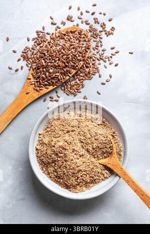 Flaxseeds ganz und gemahlen von Flachssamen auf Marmorhintergrund, Blick von oben. Gesunde Ernährung. Ökologisches Produkt. Stockfoto