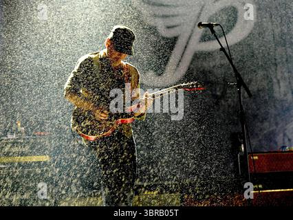 Quebec City, Kanada. Juli 2025. Joey Santiago von den Pixies tritt beim Festival d’été de Québec am 10. Juli 2025 in Québec auf. Foto: Casey Flanigan/SIPA USA Credit: SIPA USA/Alamy Live News Stockfoto