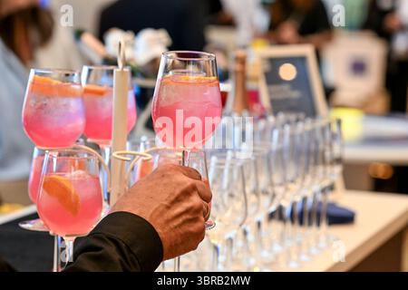 Berlin, Deutschland. Juli 2025. Cocktails werden in der Bar der Stallwächterparty angeboten. Quelle: Jens Kalaene/dpa/Alamy Live News Stockfoto