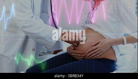 Arzt im Laborkittel zur Untersuchung des Abdomens der schwangeren Frau in der Klinik mit Stethoskop und EKG-Overlays Stockfoto