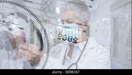 Laborbeschichteter, maskierter Arzt mit violettem Verschluss, der das Datenfeld im Labor untersucht Stockfoto