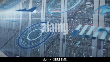 Leuchtende Rack-Server mit holografischen Ringen, die Leiterplatten im Korridor des Rechenzentrums zeigen Stockfoto