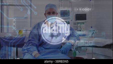 Sitzender Chirurg mit blauen Peelings und Maske im OP-Saal des Krankenhauses, mit Bitcoin-Logo-Overlay Stockfoto