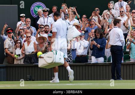 Wimbledon, Großbritannien. Juli 2025. Novak Djokovic (SRB) verlässt das Center Court, nachdem er im Halbfinale der Herren im Wimbledon 2025 gegen Jannik Sinner (ITA) geschlagen wurde. Quelle: Corleve/Alamy Live News Stockfoto