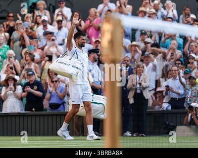Wimbledon, Großbritannien. Juli 2025. Novak Djokovic (SRB) verlässt das Center Court, nachdem er im Halbfinale der Herren im Wimbledon 2025 gegen Jannik Sinner (ITA) geschlagen wurde. Quelle: Corleve/Alamy Live News Stockfoto