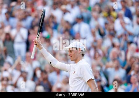 Wimbledon, Großbritannien. Juli 2025. Jannik Sinner (ITA) besiegt Novak Djokovic (SRB) im Halbfinale der Herren im Wimbledon 2025. Quelle: Corleve/Alamy Live News Stockfoto