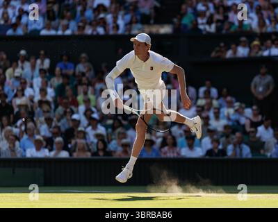 Wimbledon, Großbritannien. Juli 2025. Jannik Sinner (ITA) im Halbfinale der Herren während Wimbledon 2025. Quelle: Corleve/Alamy Live News Stockfoto