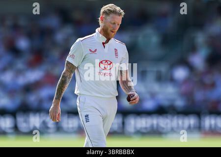 Lords Cricket Gound, London, Großbritannien. Juli 2025. Dritter Rothesay Cricket Test, Tag 2, England gegen Indien; Ben Stokes of England Credit: Action Plus Sports/Alamy Live News Stockfoto