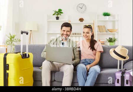 Paartouristen, die das Hotel online über Laptop-Computer buchen und eine Urlaubsreise planen Stockfoto