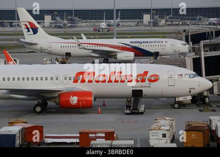 Kuala Lumpur, Malaysia - 6. Dezember 2022: Flugzeuge von Batik Malindo und Malaysia Airlines auf dem internationalen Flughafen KLIA. Stockfoto