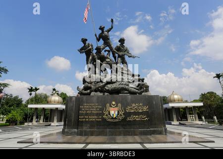 Kuala Lumpur, Malaysia - 29. November 2022: Das berühmte National Monument Memorial im botanischen Garten von Perdana. Stockfoto