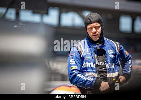 FELIX ROSENQVIST (60) (SWE) aus Varnamo, Schweden, bereitet sich auf das 109. Rennen des Indianapolis 500 auf dem Indianapolis Motor Speedway vor. Stockfoto