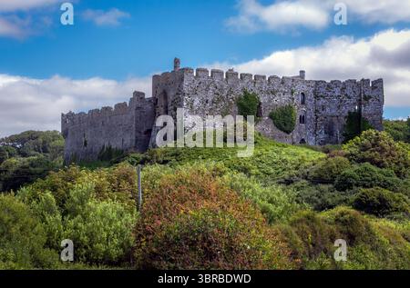 Editorial Manorbier, Großbritannien - 8. Juli 2025: Manorbier Castle in West Wales, eine normannische Burg, die im 11. Jahrhundert gegründet wurde. Stockfoto