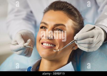 Frau mit perfektem weißem Lächeln nach Zahnaufhellung und Ergebnis Stockfoto