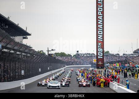 Speedway, in, USA. Mai 2025. Die Teams DER NTT INDYCAR-SERIE bereiten sich auf den 109. Lauf des Indianapolis 500 auf dem Indianapolis Motor Speedway IN vor. (Kreditbild: © Walter G. Arce Sr./ASP via ZUMA Press Wire) NUR REDAKTIONELLE VERWENDUNG! Nicht für kommerzielle ZWECKE! Stockfoto