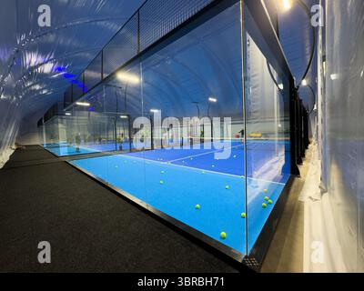 Padel-Platz mit Schlangen und Netz im Haus. Hochwertige Fotos Stockfoto