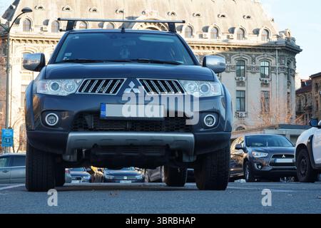 Bukarest, Rumänien – 6. Januar 2025: Nahaufnahme des schwarzen Autos des Mitsubishi L200 Pickup-Trucks auf dem Parkplatz im Zentrum der Stadt Stockfoto