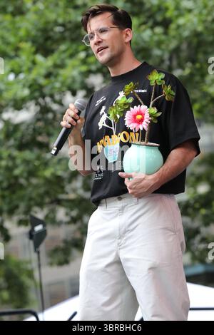 New York, New York, USA. 10. Juli 2025. Dez Duron tritt am Broadway in Bryant Park in New York auf. Quelle: Greg Allen/Alamy Live News. Stockfoto