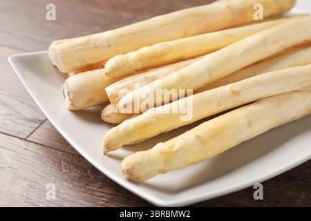 Rohe weiße Spargelspangen auf Holztisch, Nahaufnahme Stockfoto