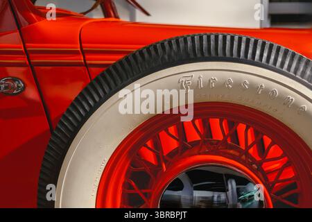 Detail des alten Firestone-Ersatzrads, Petersen Automotive Museum, Los Angeles, Kalifornien, USA Stockfoto