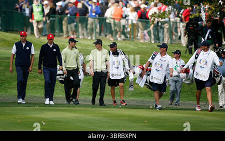 Dustin Johnson Matt Kuchar Martin Kaymer und Justin Rose am Nachmittag vier Bälle am ersten Tag des 39. Ryder Cup 2012, Medinah Country Club, Chicago, USA 28/09/2012 Picture Credit: Mark Newcombe / www.visionsingolf.com ​The 39. Ryder Cup, der vom 28. Bis 30. September 2012 im Medinah Country Club in Illinois, USA, ausgetragen wurde, ist bekannt für Europas bemerkenswertes Comeback, oft als „Wunder bei Medinah“ bezeichnet. Am letzten Tag benötigte Europa 8 Punkte , um den Pokal zu behalten . Sie erreichten einen 14½–13½ Sieg über die Vereinigten Staaten Stockfoto