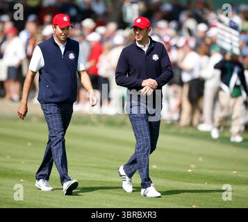 Dustin Johnson Matt Kuchar am Nachmittag vier Bälle am ersten Tag des 39. Ryder Cup 2012, Medinah Country Club, Chicago, USA 28/09/2012 Picture Credit: Mark Newcombe / www.visionsingolf.com ​The 39. Ryder Cup, der vom 28. Bis 30. September 2012 im Medinah Country Club in Illinois, USA stattfindet, ist bekannt für Europas bemerkenswertes Comeback, oft als das „Wunder bei Medinah“ bezeichnet. Am letzten Tag benötigte Europa 8 Punkte , um den Pokal zu behalten . Sie erreichten einen 14½–13½ Sieg über die Vereinigten Staaten Stockfoto