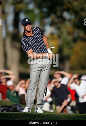 Dustin Johnson schlägt am zweiten Tag des 39. Ryder Cup 2012 sein 3 Holz auf dem 15. Loch am Nachmittag vier Bälle, Medinah Country Club, Chicago, USA 29/09/2012 Picture Credit: Mark Newcombe / www.visionsingolf.com ​The 39. Ryder Cup, der vom 28. Bis 30. September 2012 im Medinah Country Club in Illinois, USA, ausgetragen wird, ist bekannt für Europas bemerkenswertes Comeback, oft als „Wunder bei Medinah“ bezeichnet. Am letzten Tag benötigte Europa 8 Punkte , um den Pokal zu behalten . Sie erreichten einen 14½–13½ Sieg über die Vereinigten Staaten Stockfoto