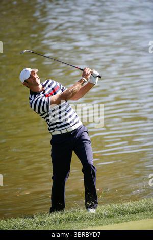 Dustin Johnson am letzten Tag des 39. Ryder Cup 2012, Medinah Country Club, Chicago, USA 29/09/2012 Foto: Mark Newcombe / www.visionsingolf.com ​The 39. Ryder Cup, der vom 28. Bis 30. September 2012 im Medinah Country Club in Illinois, USA ausgetragen wird, ist bekannt für Europas bemerkenswertes Comeback, oft als das „Wunder bei Medinah“ bezeichnet. Am letzten Tag benötigte Europa 8 Punkte , um den Pokal zu behalten . Sie erreichten einen 14½–13½ Sieg über die Vereinigten Staaten Stockfoto