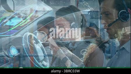 Callcenter-Agenten mit Headsets und Smartphone im Büro, mit digitalem HUD am Lenkrad Stockfoto