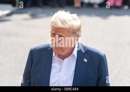 Washington, USA. Juli 2025. US-Präsident Donald Trump spricht mit der Presse, bevor er am 11. Juli 2025 im Weißen Haus in Washington, DC, USA, nach Texas aufbricht. Es steht nicht auf der Tagesordnung des Weißen Hauses, die Federal Emergency Management Agency (FEMA) vollständig abzuschaffen, zitierte die Washington Post am Freitag eine offizielle Quelle, als US-Präsident Donald Trump nach Texas reist, um die Auswirkungen der tödlichen Überschwemmungen der letzten Woche zu sehen. Quelle: Hu Yousong/Xinhua/Alamy Live News Stockfoto