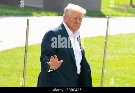 Washington, USA. Juli 2025. US-Präsident Donald Trump winkt der Presse zu, bevor er am 11. Juli 2025 im Weißen Haus in Washington, DC, USA, nach Texas aufbricht. Es steht nicht auf der Tagesordnung des Weißen Hauses, die Federal Emergency Management Agency (FEMA) vollständig abzuschaffen, zitierte die Washington Post am Freitag eine offizielle Quelle, als US-Präsident Donald Trump nach Texas reist, um die Auswirkungen der tödlichen Überschwemmungen der letzten Woche zu sehen. Quelle: Hu Yousong/Xinhua/Alamy Live News Stockfoto
