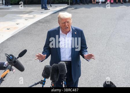 Washington, USA. Juli 2025. US-Präsident Donald Trump spricht mit der Presse, bevor er am 11. Juli 2025 im Weißen Haus in Washington, DC, USA, nach Texas aufbricht. Es steht nicht auf der Tagesordnung des Weißen Hauses, die Federal Emergency Management Agency (FEMA) vollständig abzuschaffen, zitierte die Washington Post am Freitag eine offizielle Quelle, als US-Präsident Donald Trump nach Texas reist, um die Auswirkungen der tödlichen Überschwemmungen der letzten Woche zu sehen. Quelle: Hu Yousong/Xinhua/Alamy Live News Stockfoto