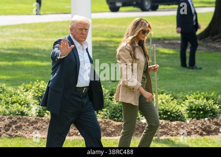 Washington, USA. Juli 2025. US-Präsident Donald Trump (L) winkt der Presse zu, bevor er am 11. Juli 2025 im Weißen Haus in Washington, DC, USA, nach Texas aufbricht. Es steht nicht auf der Tagesordnung des Weißen Hauses, die Federal Emergency Management Agency (FEMA) vollständig abzuschaffen, zitierte die Washington Post am Freitag eine offizielle Quelle, als US-Präsident Donald Trump nach Texas reist, um die Auswirkungen der tödlichen Überschwemmungen der letzten Woche zu sehen. Quelle: Hu Yousong/Xinhua/Alamy Live News Stockfoto