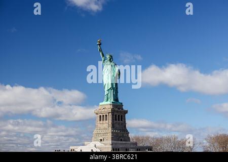 New York, New York - 18. Februar 2022: Blick auf die Freiheitsstatue vom Wasser aus in New York City Stockfoto