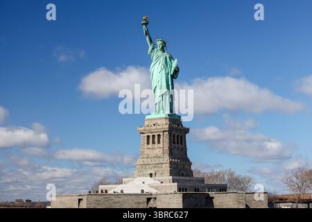 New York, New York - 18. Februar 2022: Blick auf die Freiheitsstatue vom Wasser aus in New York City Stockfoto