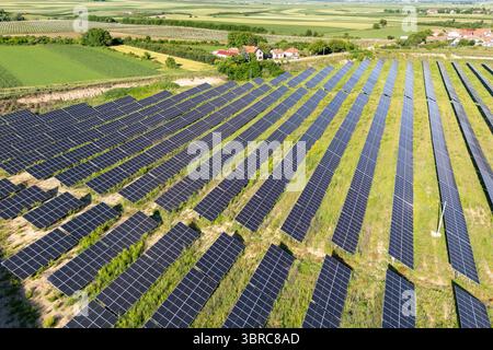 Blick aus der Vogelperspektive auf das Dorf neben dem Solarkraftwerk Stockfoto