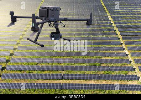 Industrielle Drohnen inspizieren Solarpaneele Stockfoto
