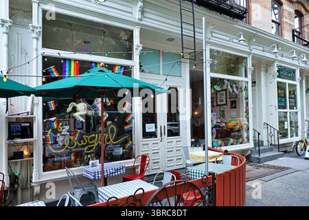 New York, NY - 26. Juni 2025: Greenwich Village in New York Cicty, Taverne mit Tischen im Freien Stockfoto