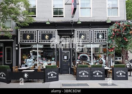 New York, NY - 26. Juni 2025: Greenwich Village in New York City, White Horse Tavern, historisch verbunden mit berühmten Schriftstellern Stockfoto