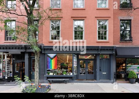 New York, NY - 26. Juni 2025: Greenwich Village in New York City, Gebäude mit Apotheke Stockfoto