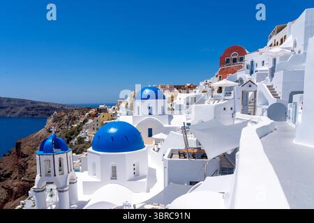 Blue Dome Churches St Anastasi und St Spirydon in Oia Town auf der Insel Santorin, Griechenland. Stockfoto