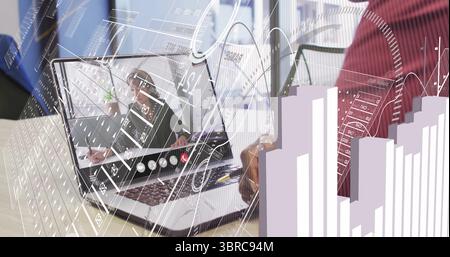 Analyse-Overlays überprüfen, Mann in rotem Pullover mit Laptop, Stift und Notebook am Schreibtisch Stockfoto