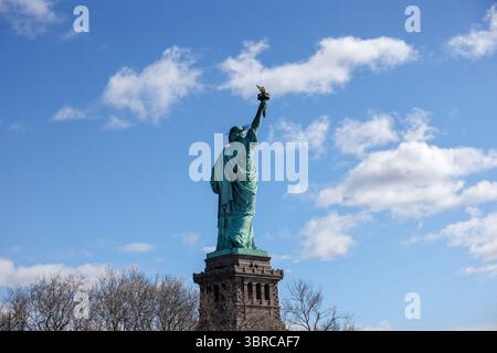 New York, New York - 1. Februar 2022: Blick auf die Freiheitsstatue vom Wasser aus in New York City Stockfoto