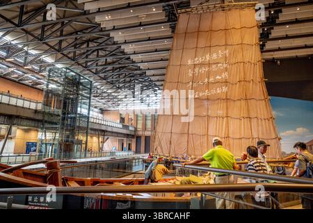 Tainan City, Taiwan – 29. Juni 2025: Innenansicht des National Museum of Taiwan History mit seiner geräumigen Architektur, den Ausstellungshallen und Stockfoto
