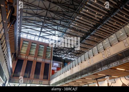 Tainan, Taiwan – 29. Juni 2025: Außen- und Innenansicht des National Museum of Taiwan History mit seinem modernen architektonischen Design und Spa Stockfoto