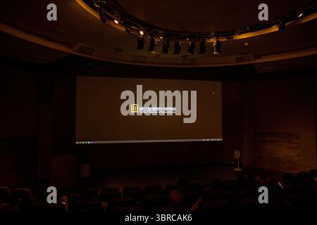 Tainan, Taiwan – 29. Juni 2025: Dunkles Auditorium im National Museum of Taiwan History mit einer beleuchteten Projektionsleinwand mit dem m Stockfoto