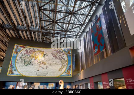 Tainan City, Taiwan – 29. Juni 2025: Innenansicht des National Museum of Taiwan History mit seiner geräumigen Architektur, den Ausstellungshallen und Stockfoto